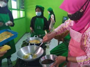 Kegiatan siswa double track, siswa memasak nugget