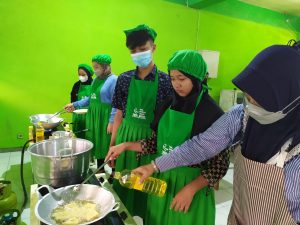 Kegiatan siswa double track, siswa memasak nugget
