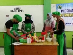 Kegiatan siswa mengikuti double track, Siswa menyiapkan bahan masakkan
